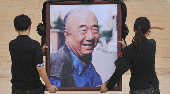 2009年8月,众多明星齐聚北京八宝山上;众人神情庄重,穿着整齐地来送老