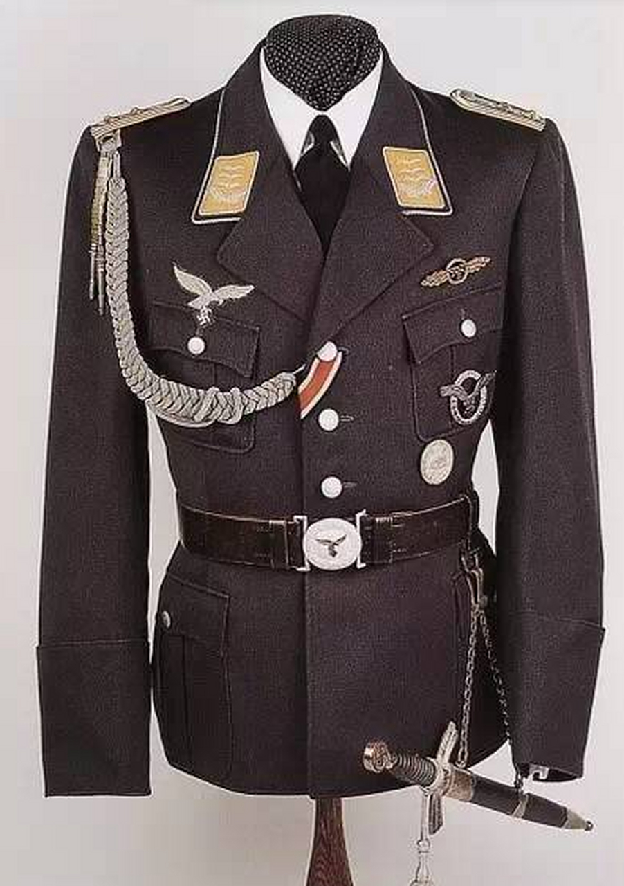 二战德国的军装是由多位知名设计师设计的,以强调民族主义和种族