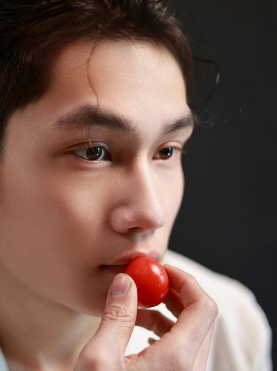 腐烂人生 摄影  少年阿伟,他的眼神中隐藏着一种难以言喻的深邃.