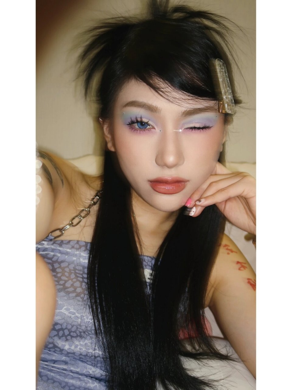 尝试一次y2k千禧辣妹妆容,会让你瞬间回到千禧年的时尚潮流中.