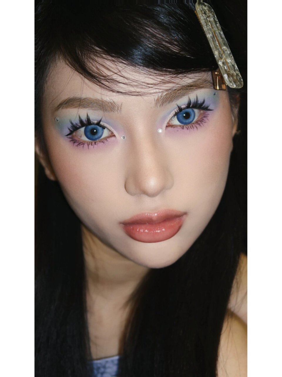 尝试一次y2k千禧辣妹妆容,会让你瞬间回到千禧年的时尚潮流中.