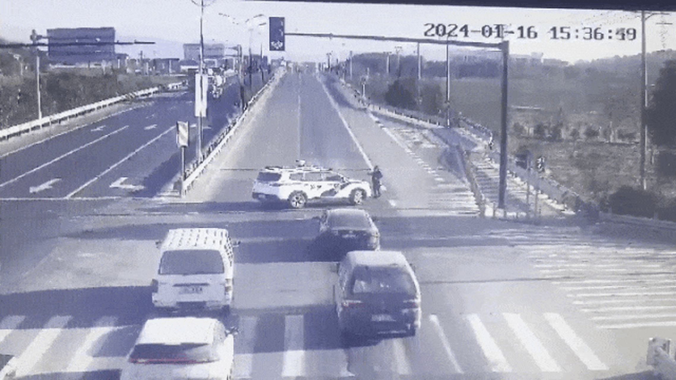 绍兴一警车闯红灯网友却纷纷点赞.