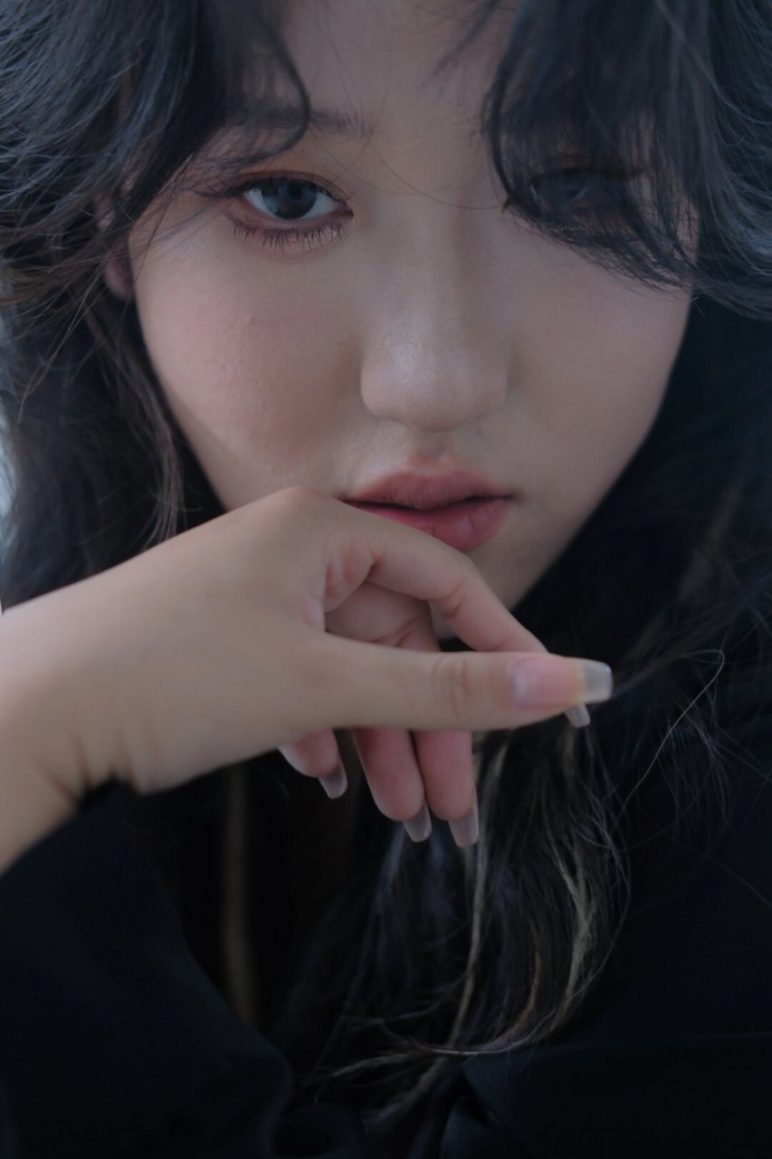 清冷肖像  想象一下,在冷色调的背景下,一位模特静静地站在那里,眼神