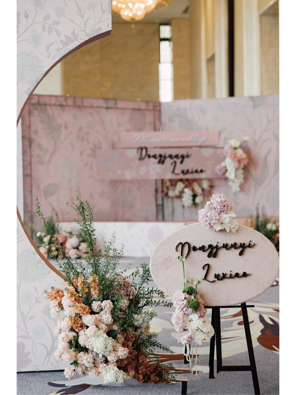 沉浸式迎宾区|粉色系  迎宾区是婚礼现场的重要一环,它不仅是宾客们
