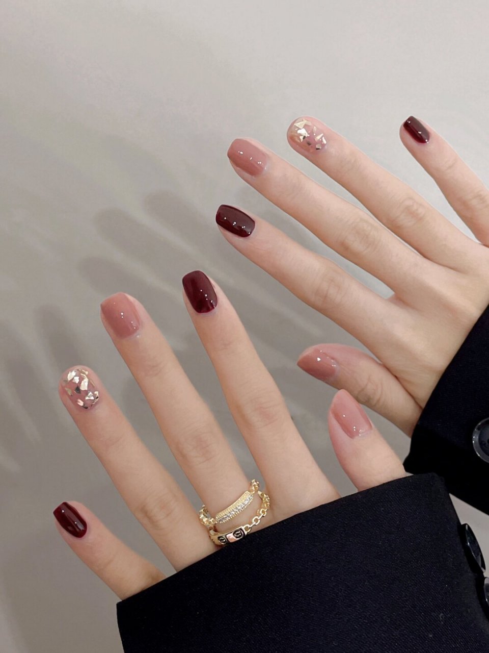 深色系美甲是秋冬季节最受欢迎的款式之一,它能给人一