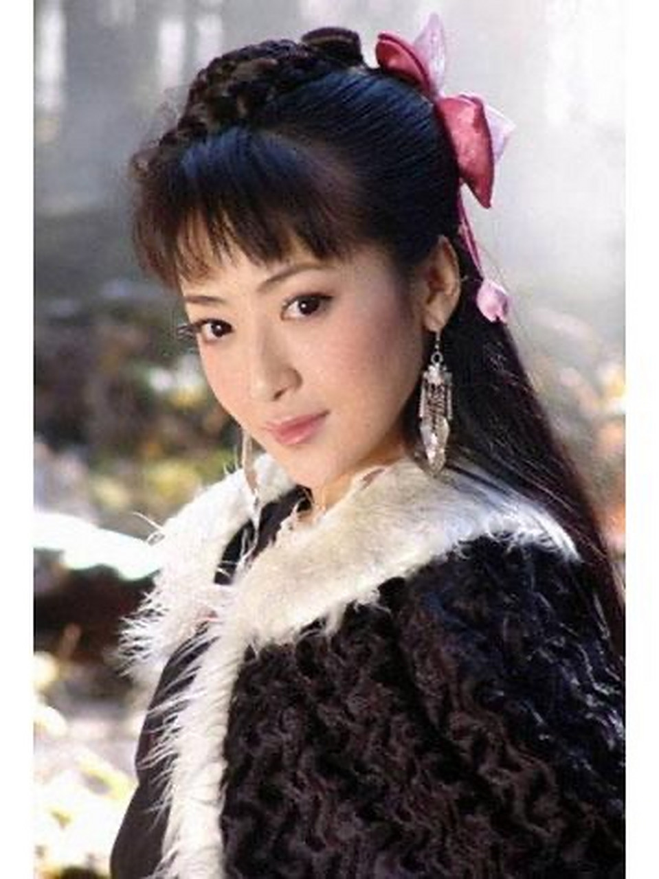 哈哈,我印象最深的竟然是她出演的《倚天屠龙记》中的蛛儿.