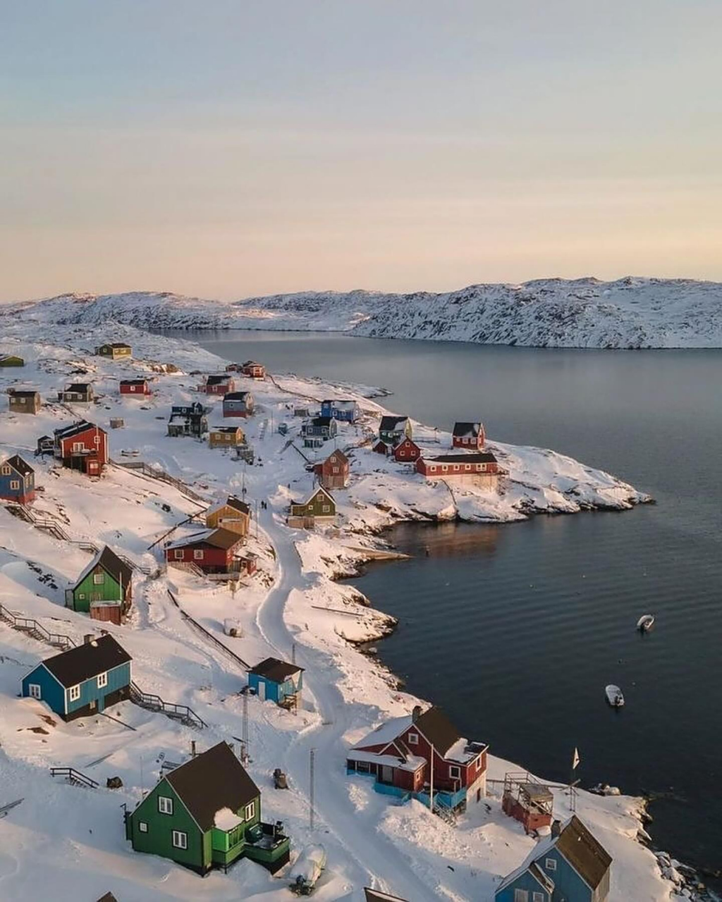 格陵兰的冬季:踏入童话般的冰雪仙境  想象一下,在冬天的格陵兰