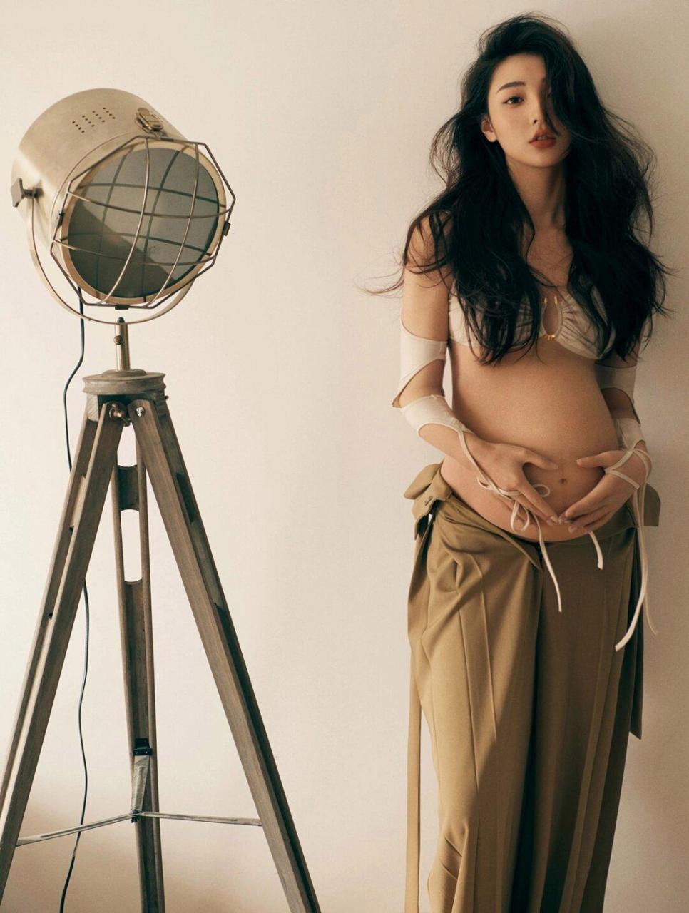 00后当妈第一次拍的孕妇照个性又高级  风格:个性,慵懒,居家,孕妇照