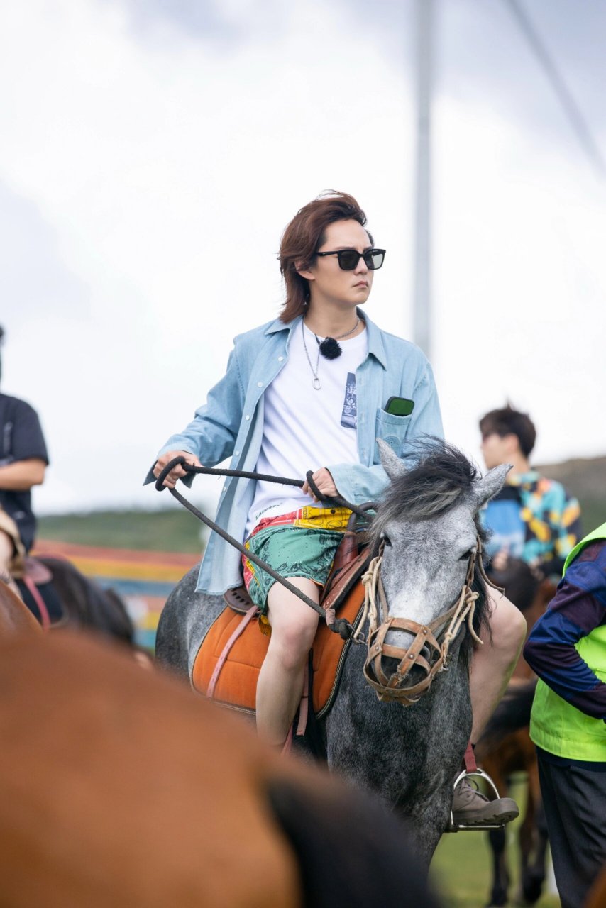 尹正原名谭峻鹏,随母姓,父母离婚后跟随母亲生活.