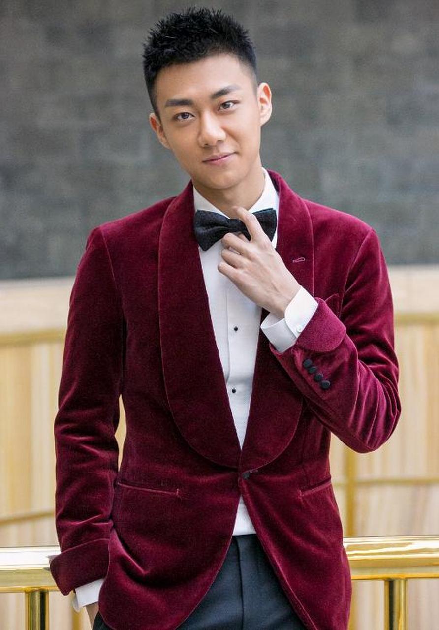 张佳宁 高至霆# 有网友发现与张佳宁一同回住处的男友疑似是高至.