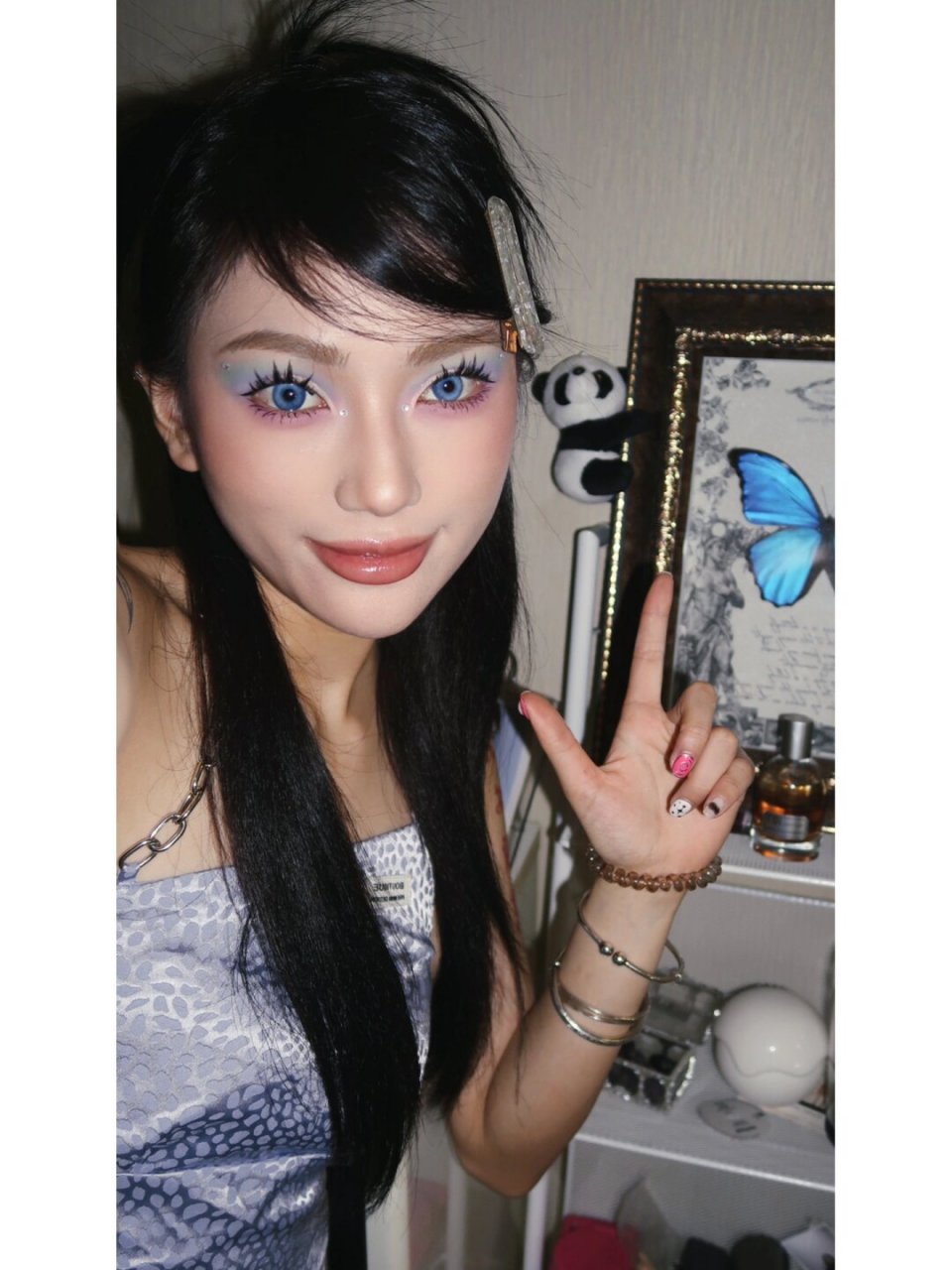 尝试一次y2k千禧辣妹妆容,会让你瞬间回到千禧年的时尚潮流中.