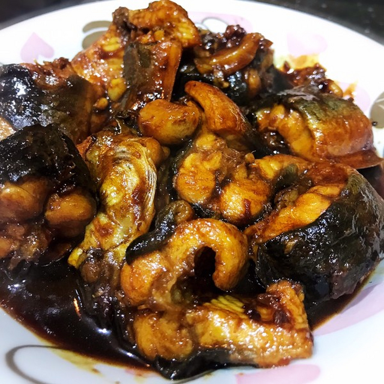 红烧鳗鱼  材料:海鳗鱼600克,水发香菇50克,葱,红辣椒,精盐,酱油,绍酒