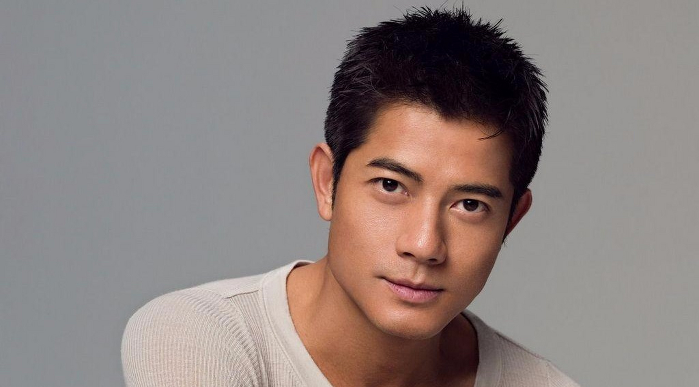 哈哈,演艺圈医美很流行,这帅哥明星竟镶了三颗龅牙  没想到影片《临时