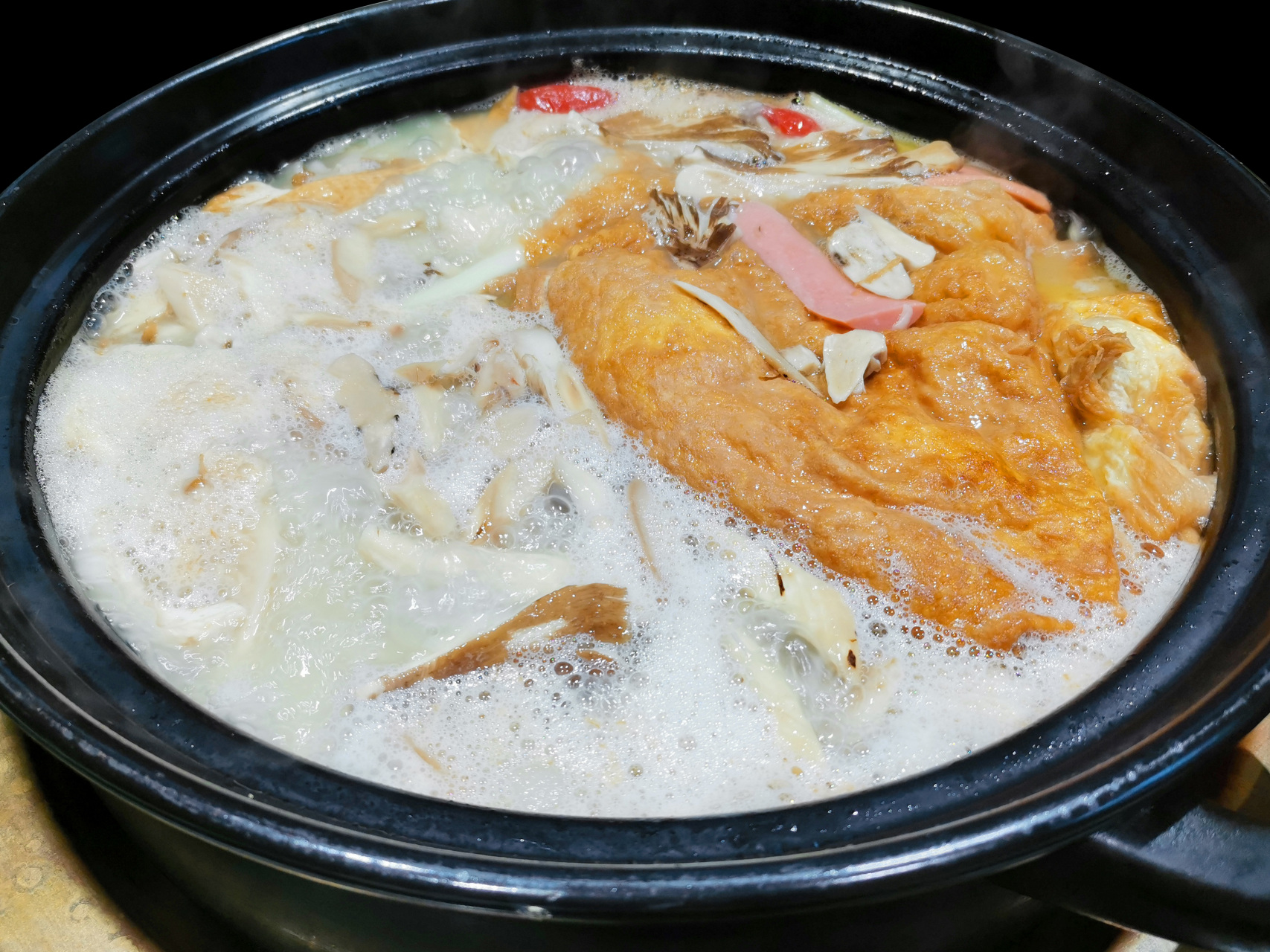 游友们好,菌汤锅是四川汤锅美食中受欢迎度非常高的一类.