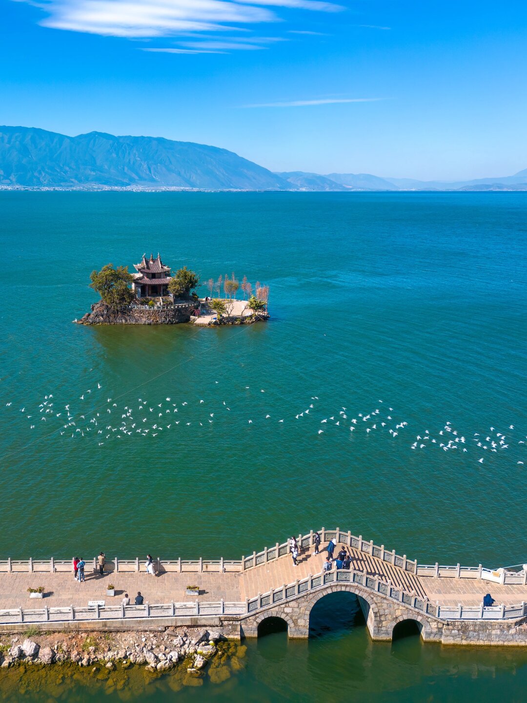 大理这10个拍照点,发朋友圈赢麻了  洱海:作为大理的标志性景点,洱海