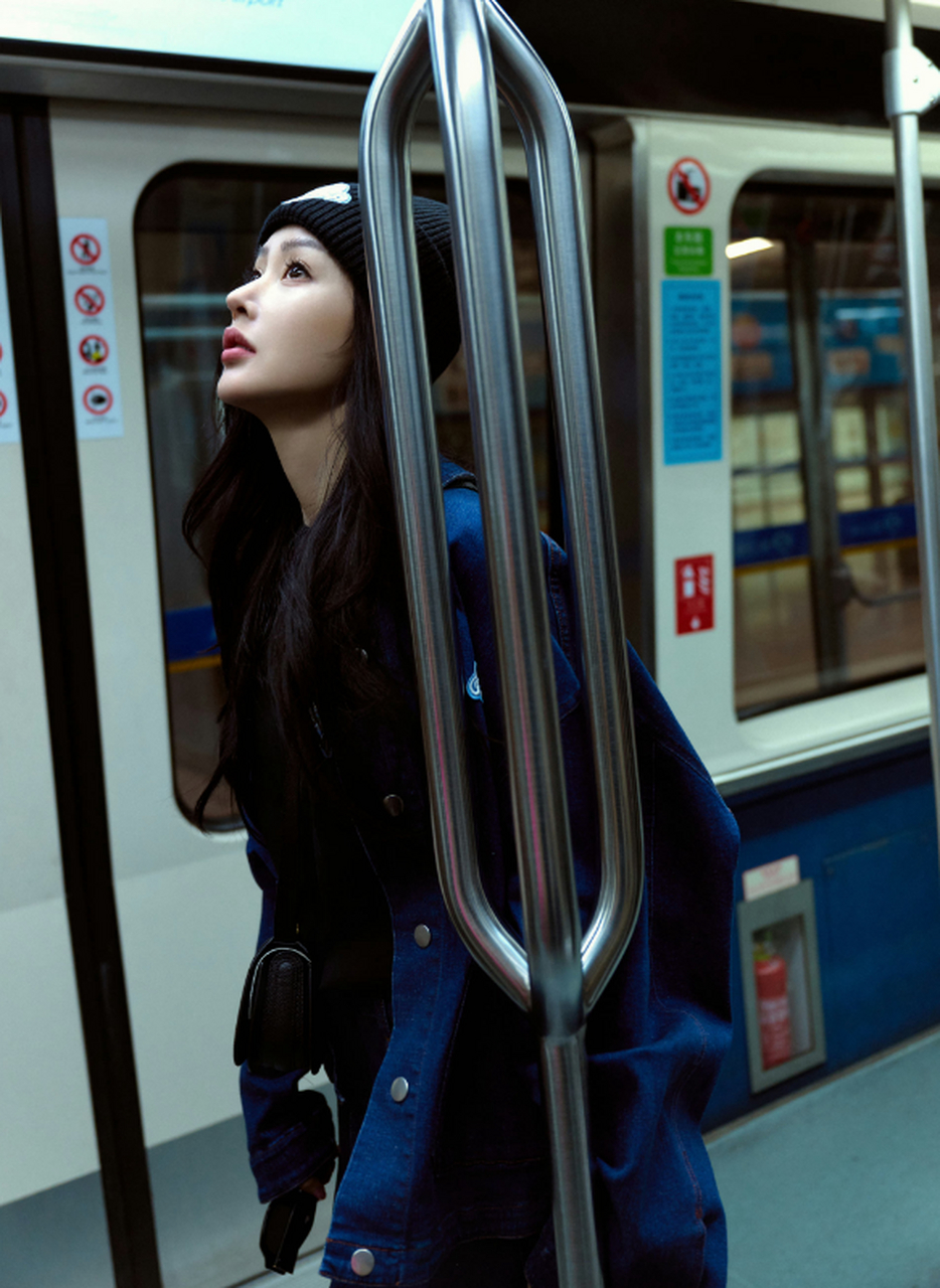 张天爱面部折叠度# 最新一期时尚杂志封面大片再现中式古典美人,这