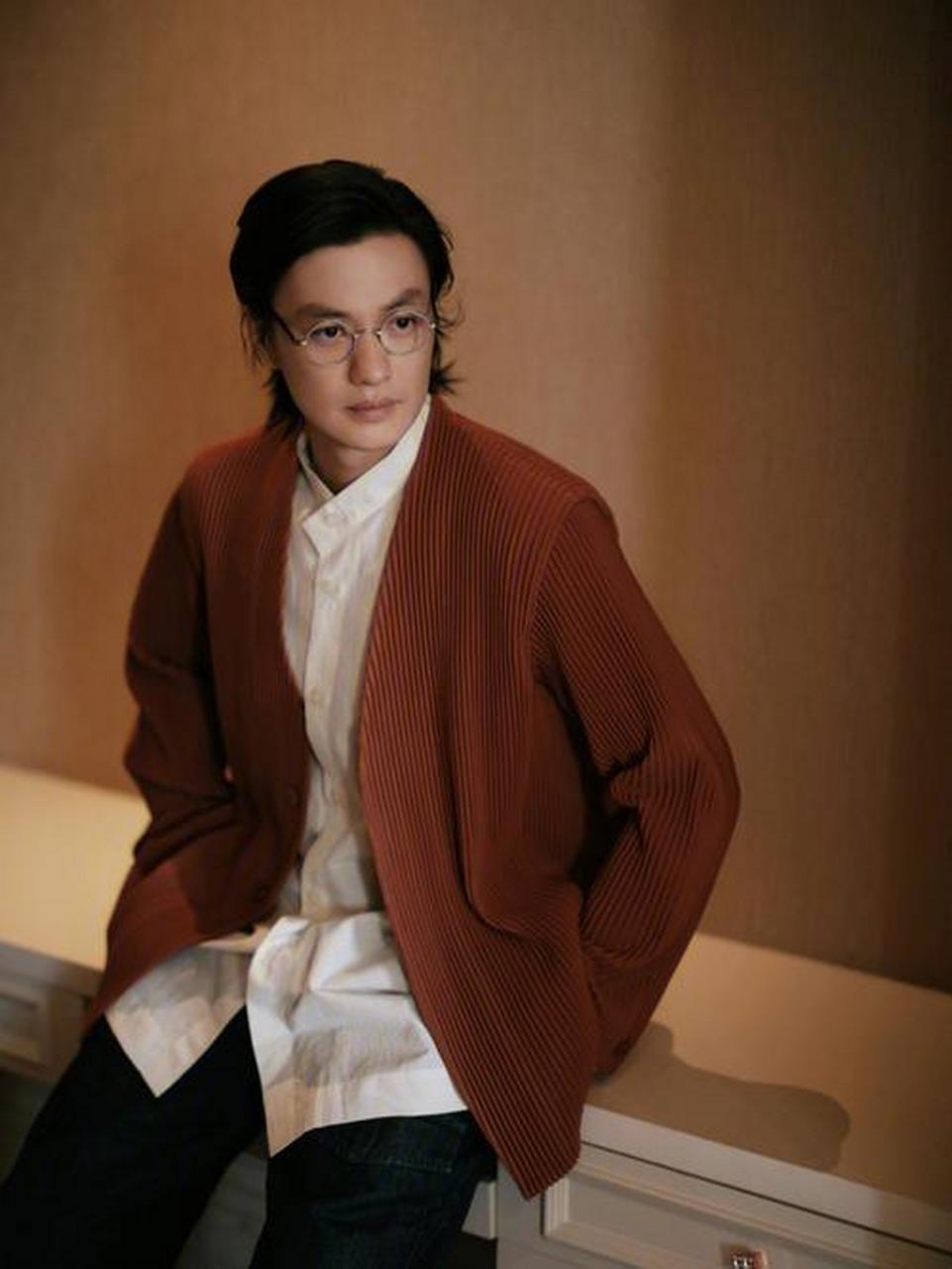 周一围和男助理一起踢毽子,场面超级有趣!