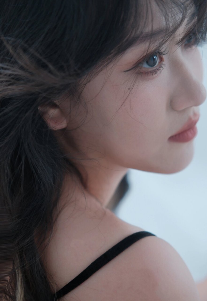 清冷肖像  想象一下,在冷色调的背景下,一位模特静静地站在那里,眼神