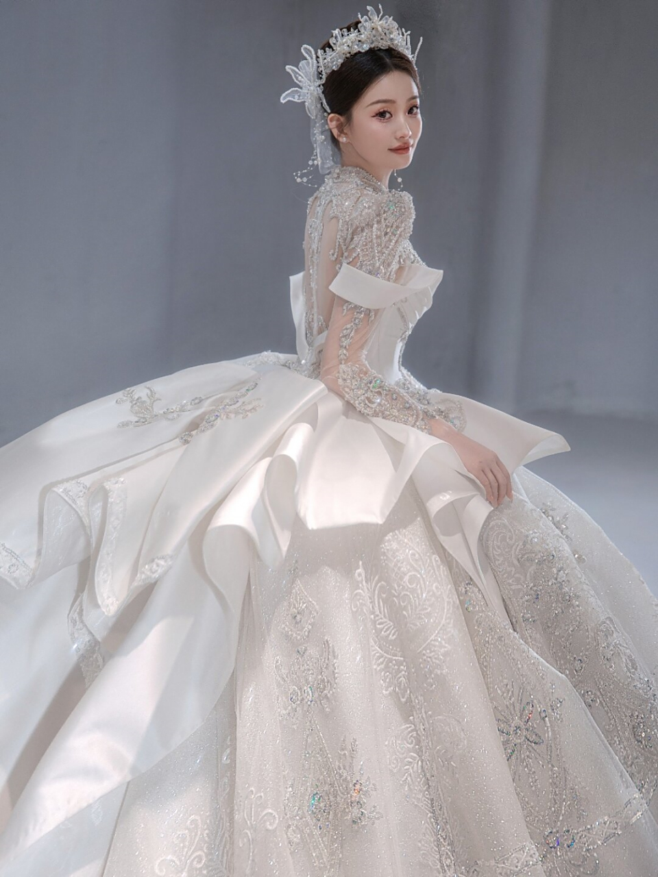 婚礼当天成为万众瞩目女明星吧  蕾丝与缎面的完美融合展现出高定婚纱