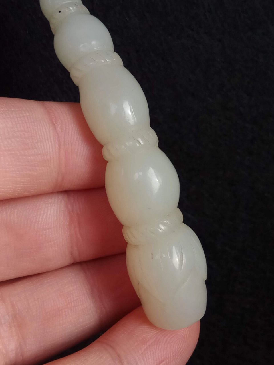 老和田白玉玉烟嘴  想象一下,你拿起一个莲藕形状的玉烟嘴,感觉就像真