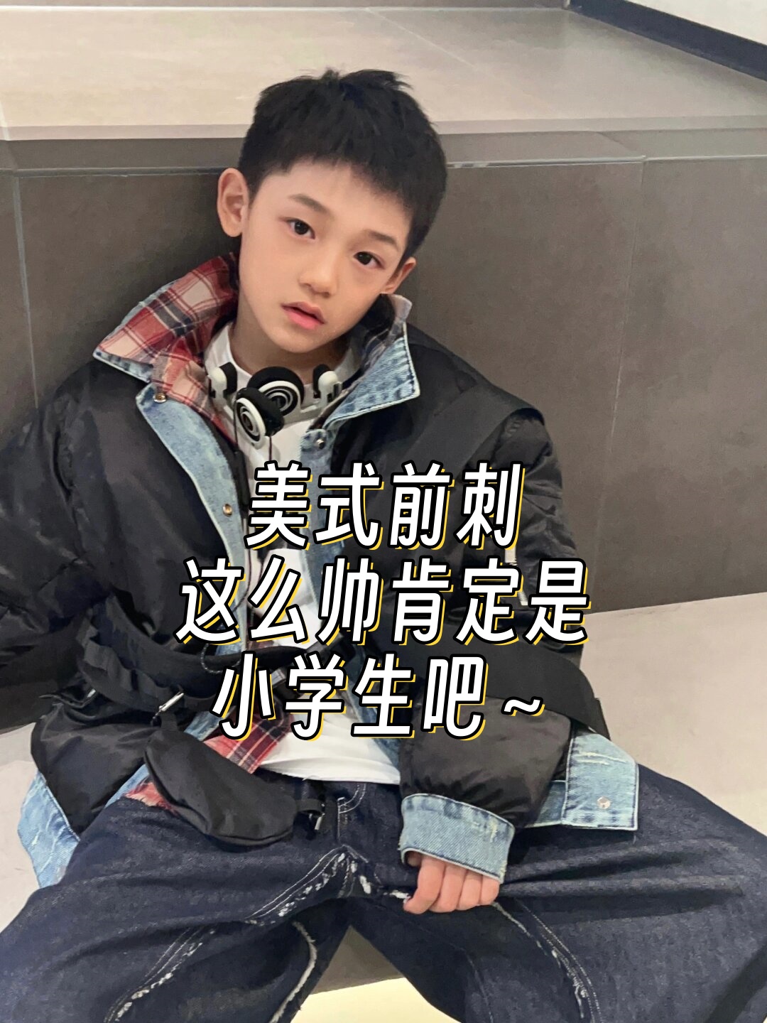 美式前刺发型的特点是前额的刘海留长