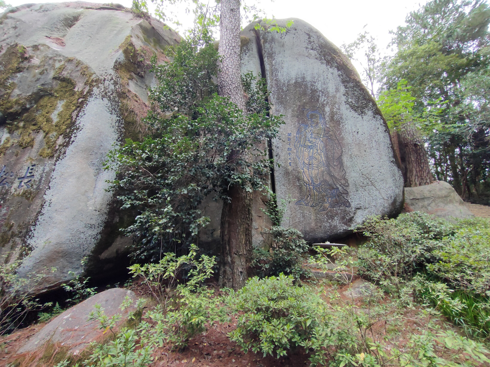 太鹤山的山顶有一块试剑石.