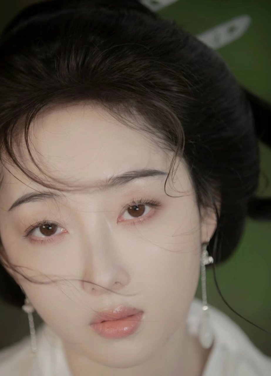 蒋梦婕的演艺生涯起点颇高,早年与杨洋,杨幂,李沁等实力派演员共同