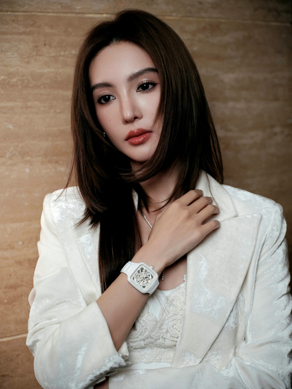 金晨最近出席活动,身穿白色西装搭配白色腕表,优雅干练,简直让人眼前