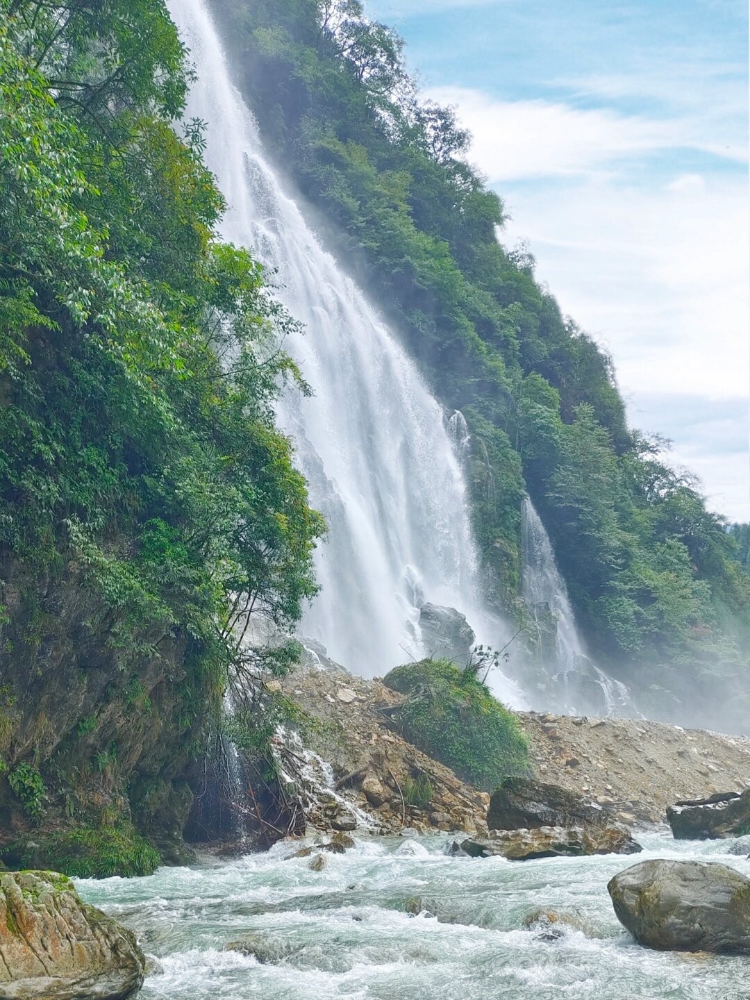 燕子岩瀑布景点介绍图片