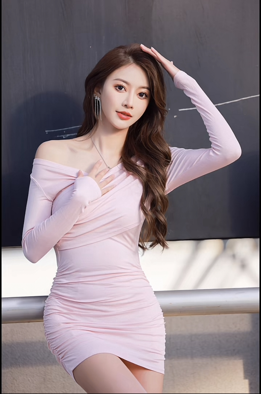 小十七 小十七原名李诗琪,1997年生,福建福州人,身高