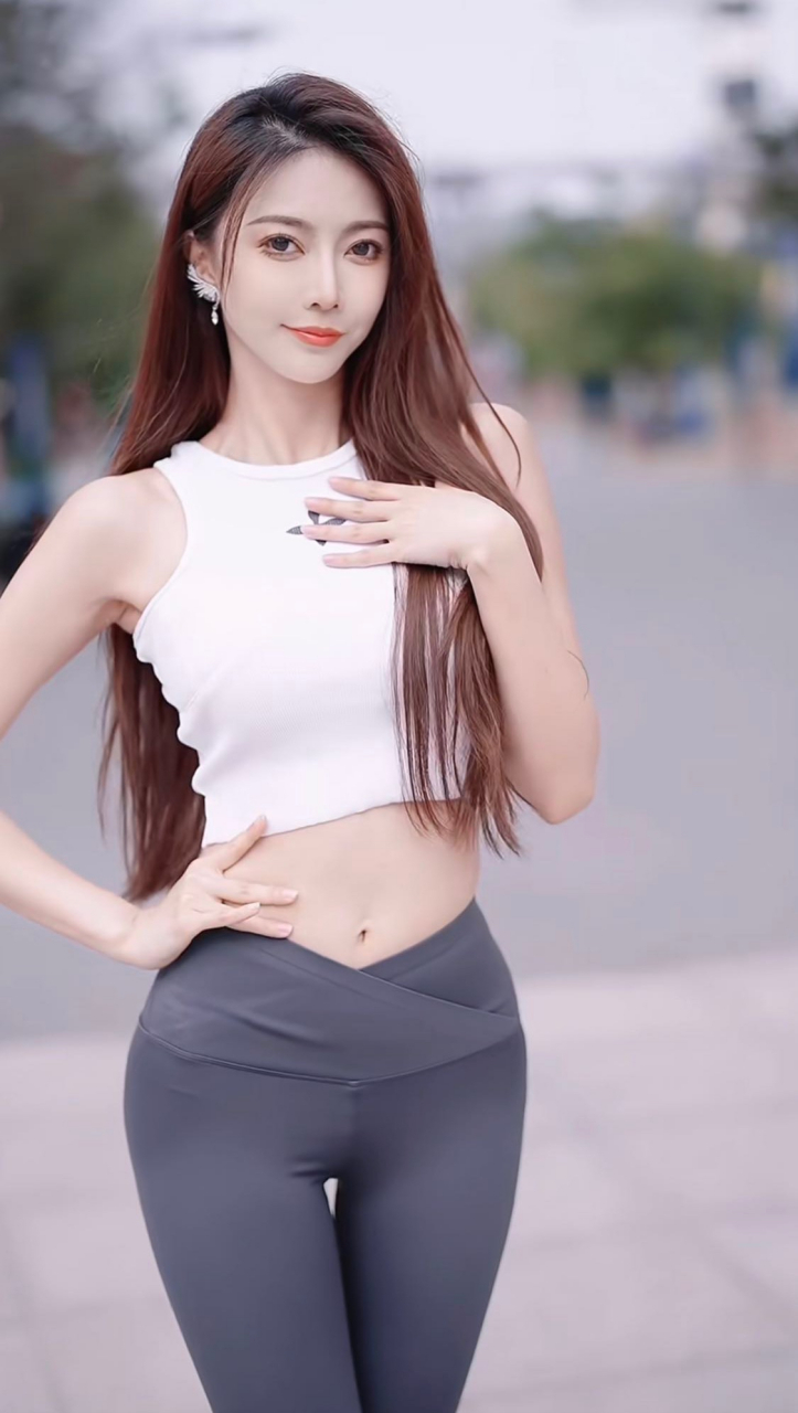 小十七 小十七原名李诗琪,1997年生,福建福州人,身高