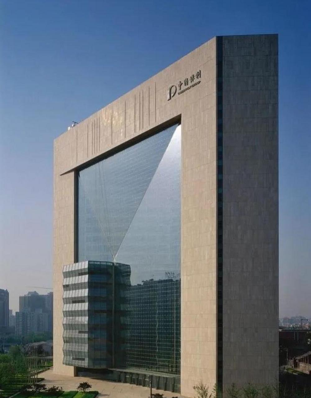 保利集团的办公楼应该是国内建筑界比较特色的一个,从外面看几乎是一