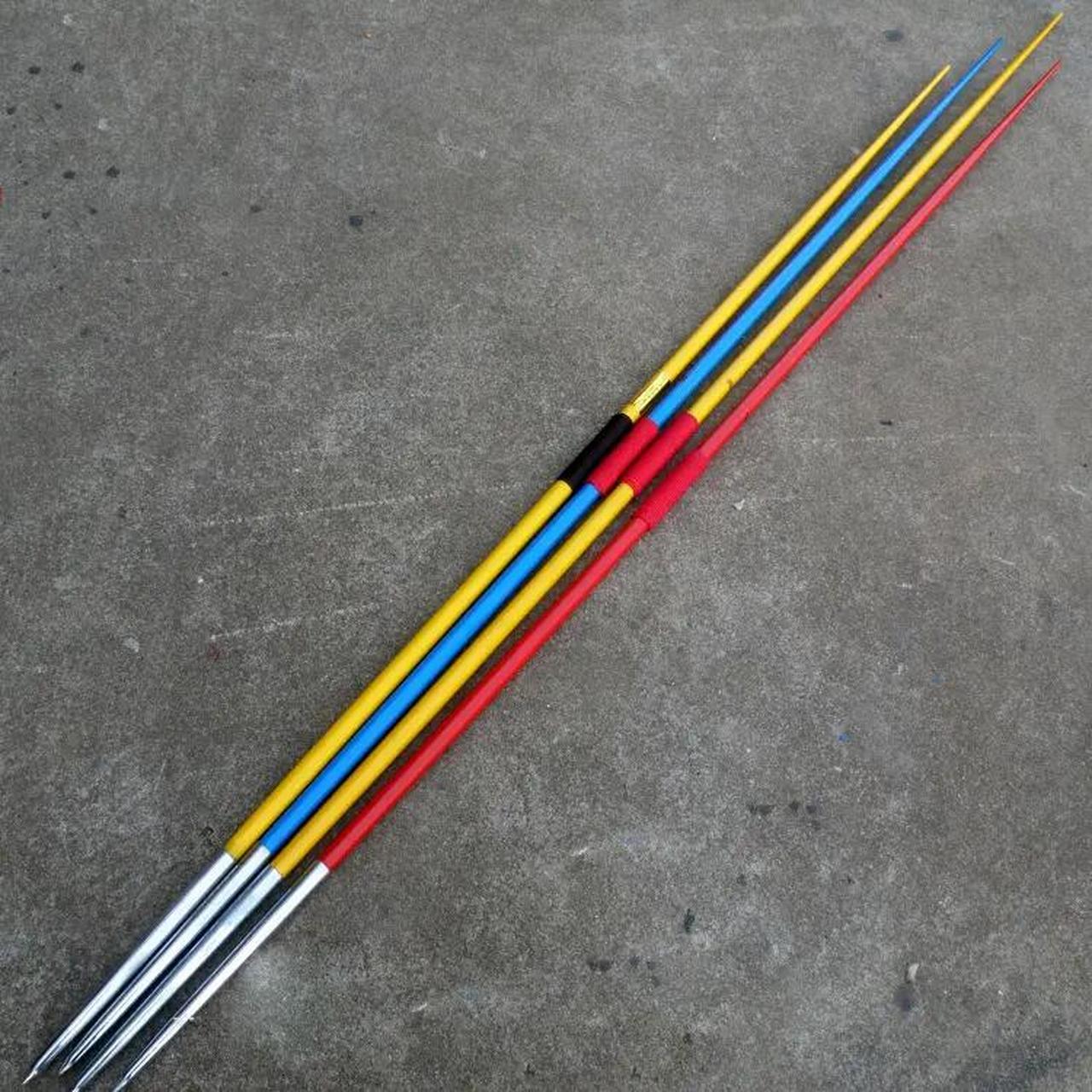 国际田径联合会规定,成年男子标枪重量为800克,成年女子为600克,同时