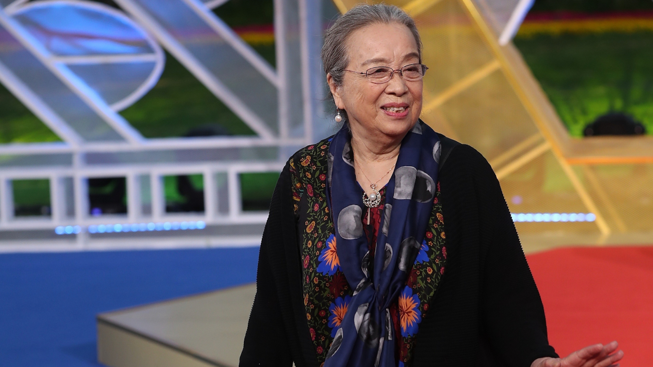 她的子女都受过高等教育,拥有自己的事业.[原文:容嬷嬷李明启现身晚