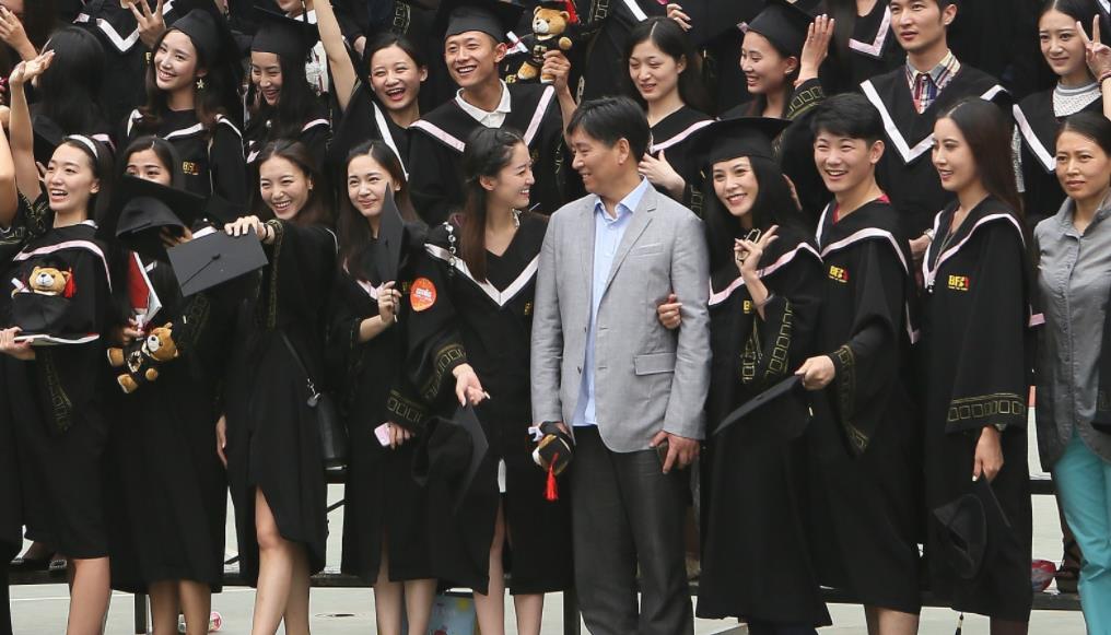 杨紫大学同学结婚,张一山担任伴郎,戴眼镜封印颜值不抢新郎风头