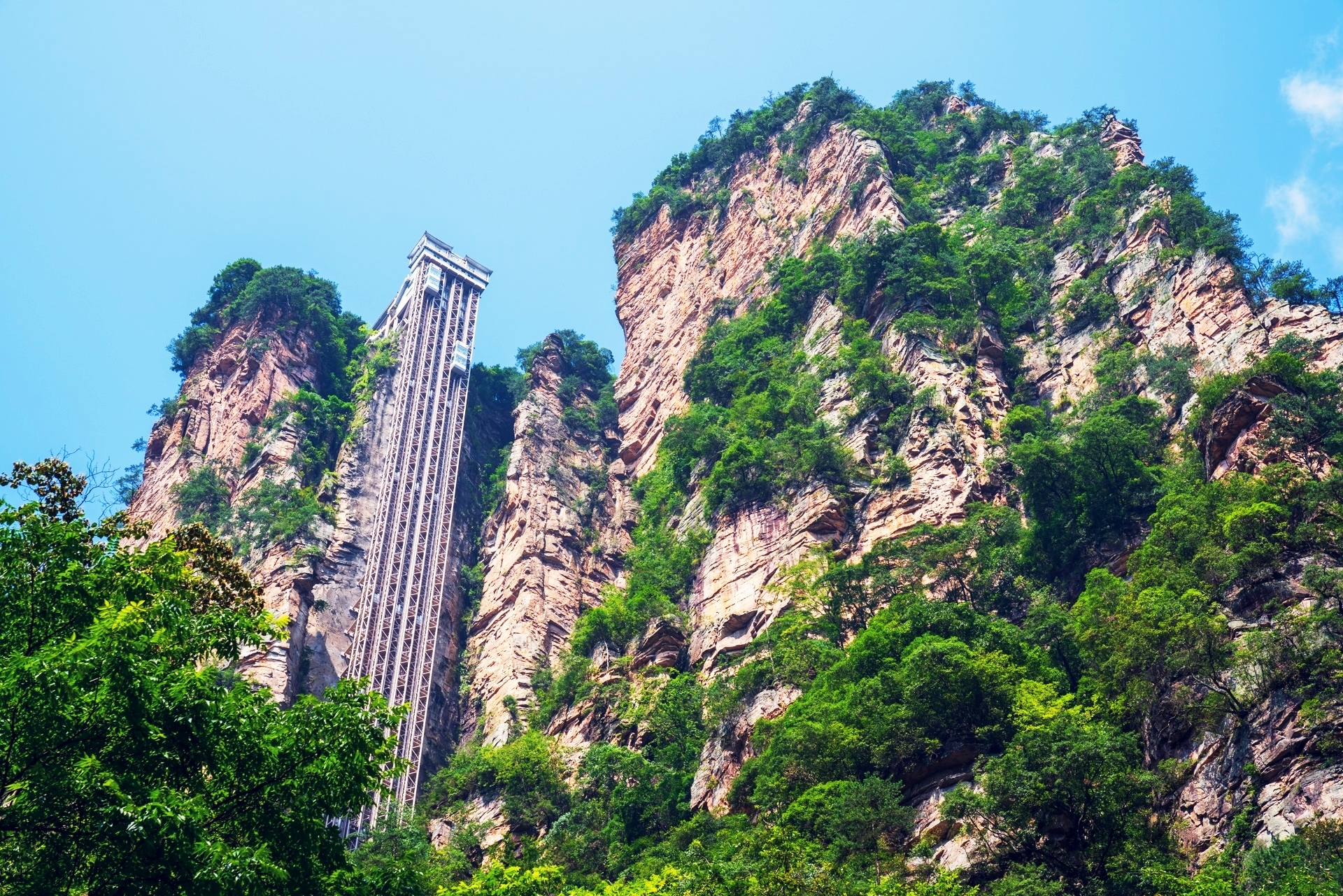 张家界百龙天梯:穿越云端的旅程