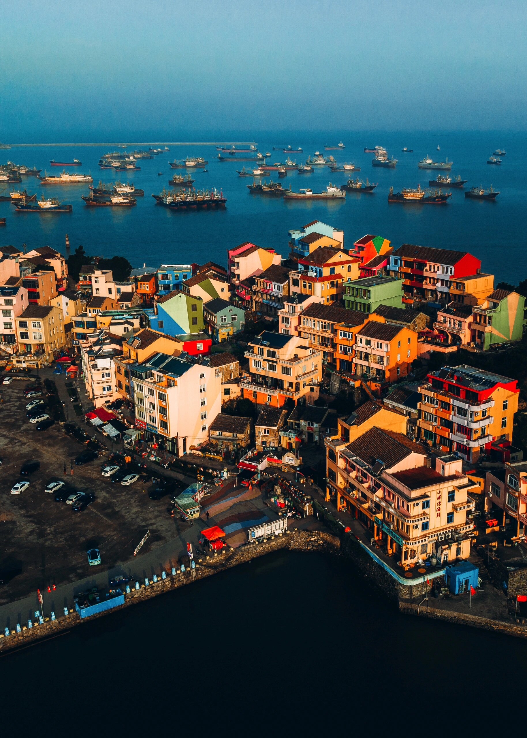 说起彩色的海边村子,我最先想起来的是意大利那个临海而居的五渔村