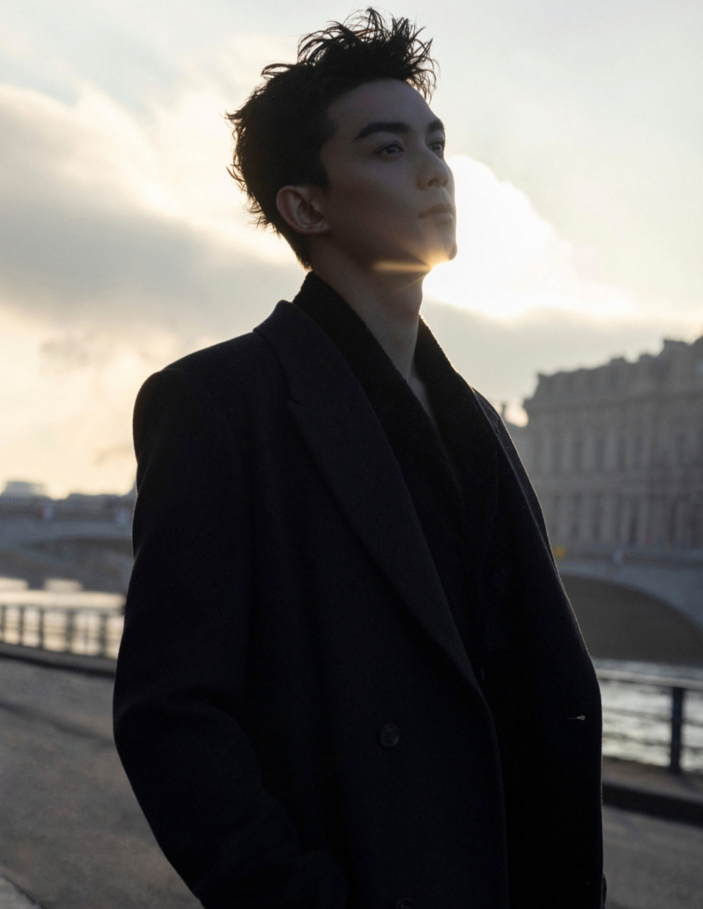 吴磊是又穿了深v吗,吴磊巴黎随拍,吴磊今日真空深v西装现身巴黎时装周