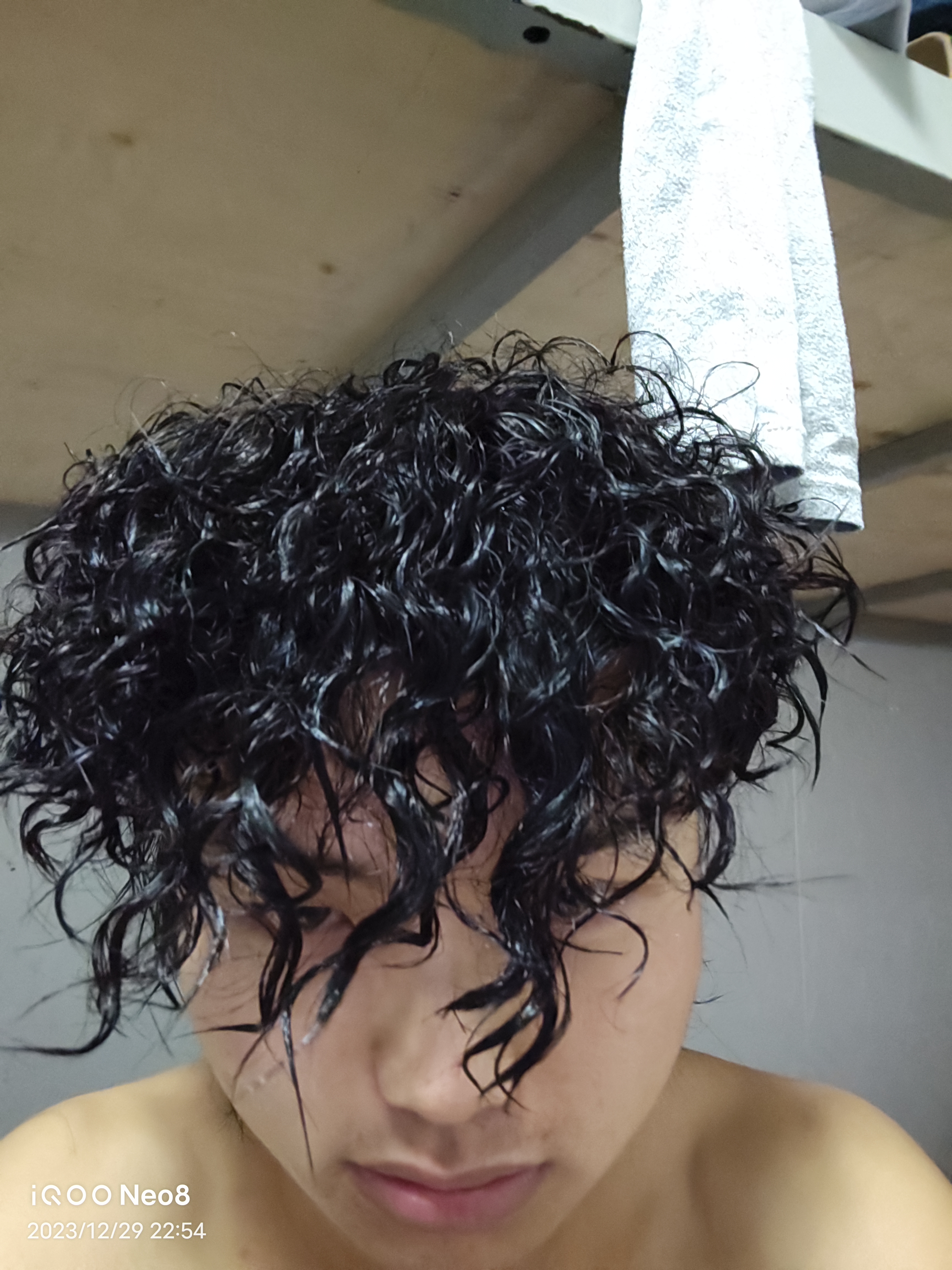 从图片上看,这个头发烫的效果不太理想,看起来像黑