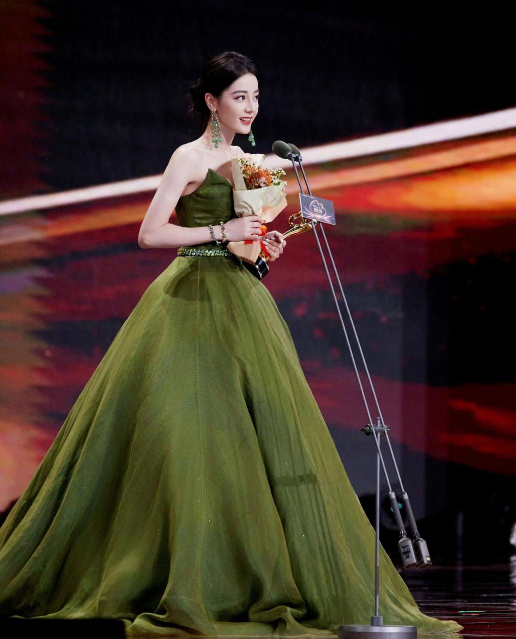 迪丽热巴穿绿裙好迷人,优雅高贵,温柔性感,宛若不食人间烟火的仙女!