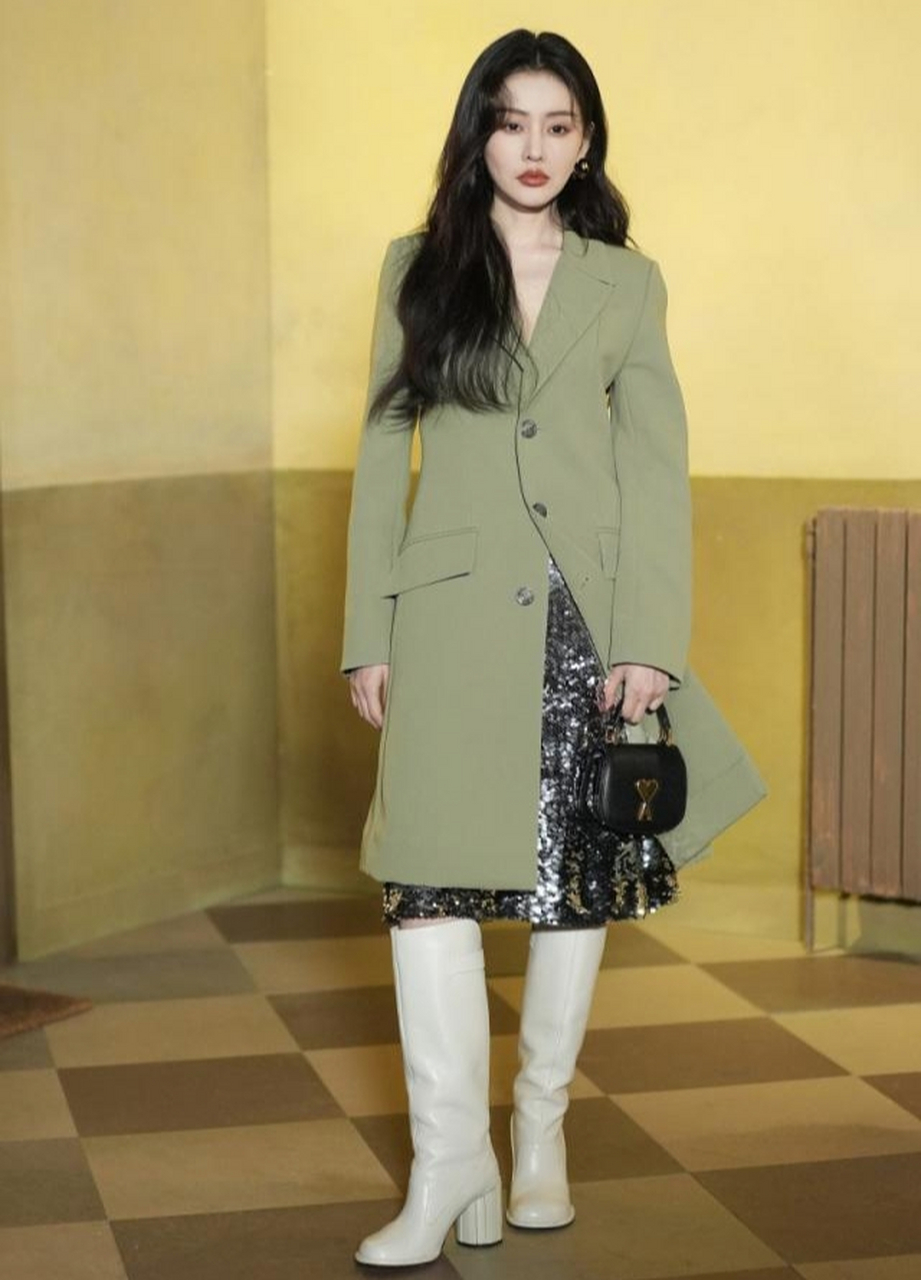 张天爱身穿绿色大衣搭配长靴,精致时尚,优雅温柔,超有气质!