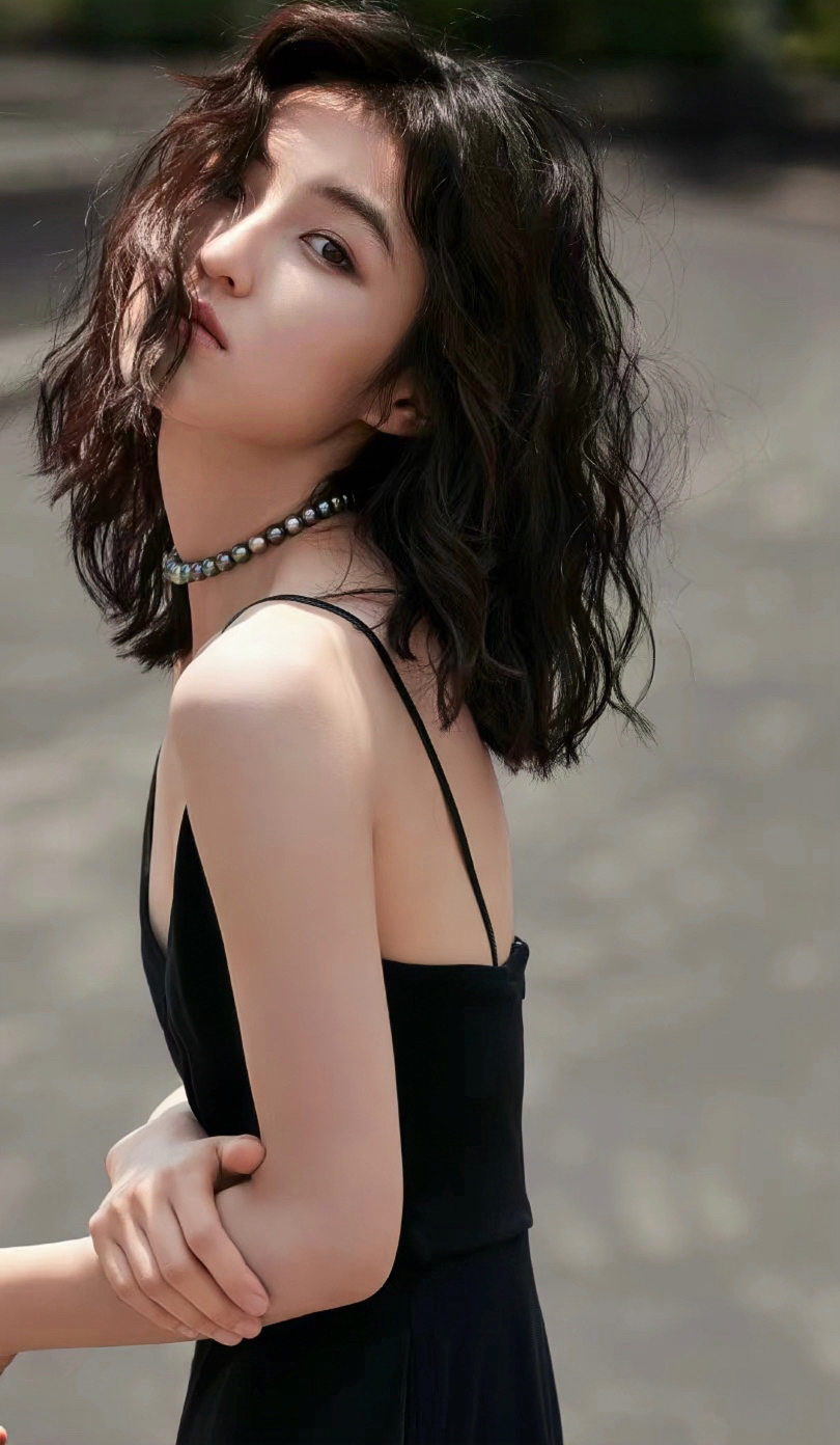 安静乖巧张子枫 高清手机壁纸来喽[鼓掌]  在唐人街探案里张子枫饰演