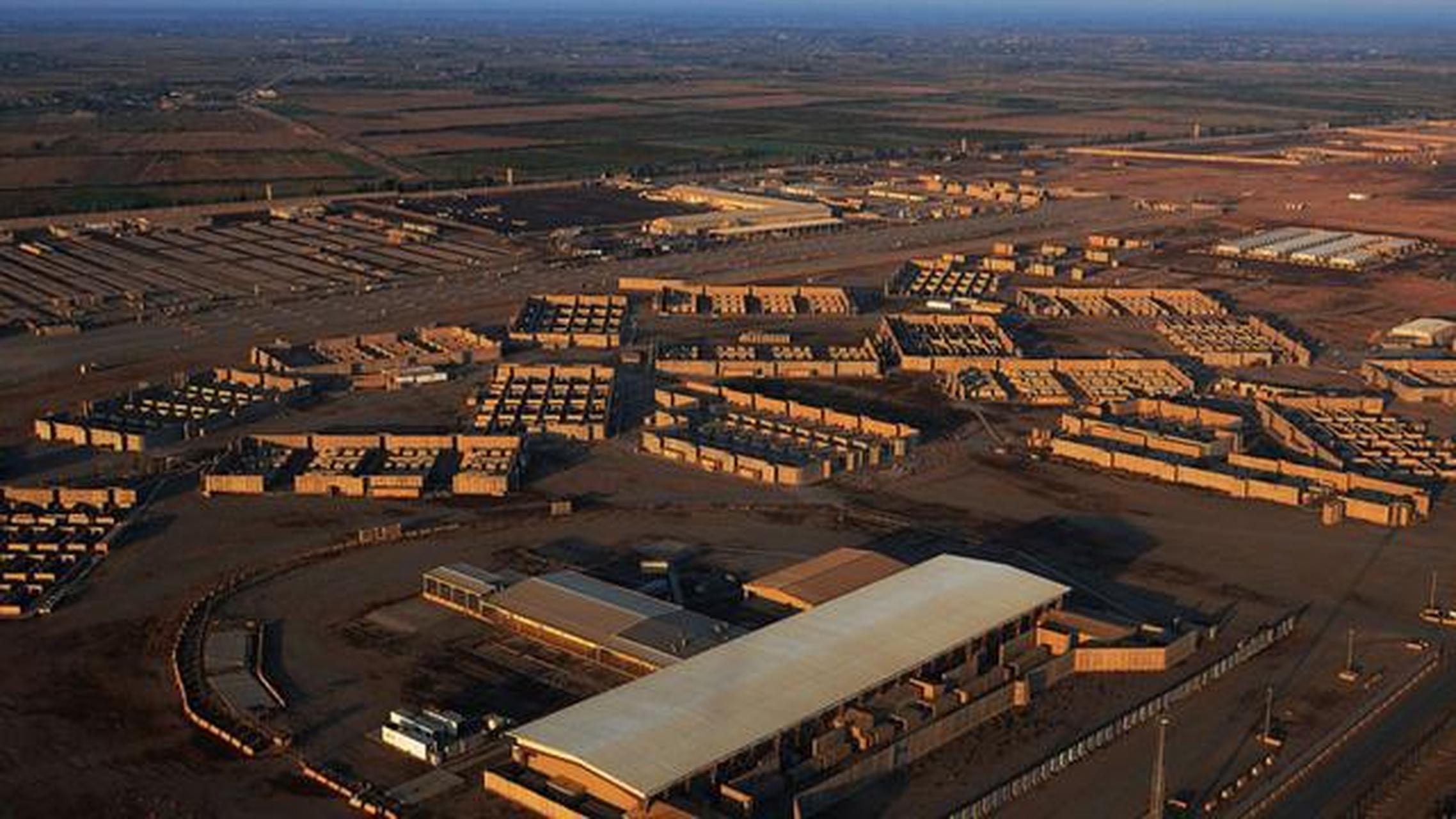 美军阿萨德空军基地遭到20枚火箭弹袭击