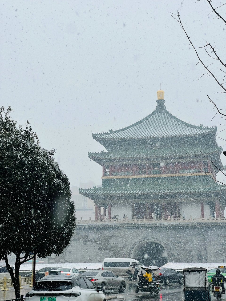 西安钟楼下雪图片图片