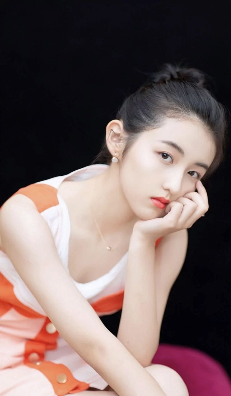 高清手机壁纸来喽[鼓掌]  在唐人街探案里张子枫饰演的角色是思诺,一