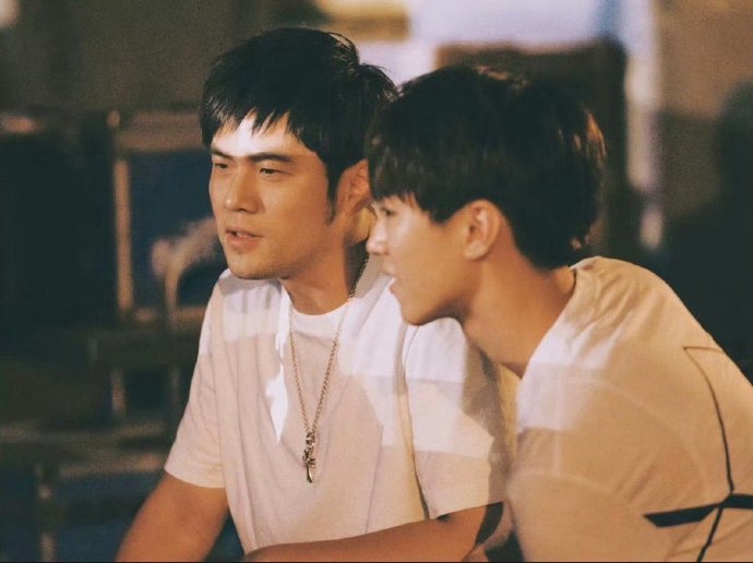 王俊凯追星典范!与周杰伦贴贴互动,这波操作太羡慕了!