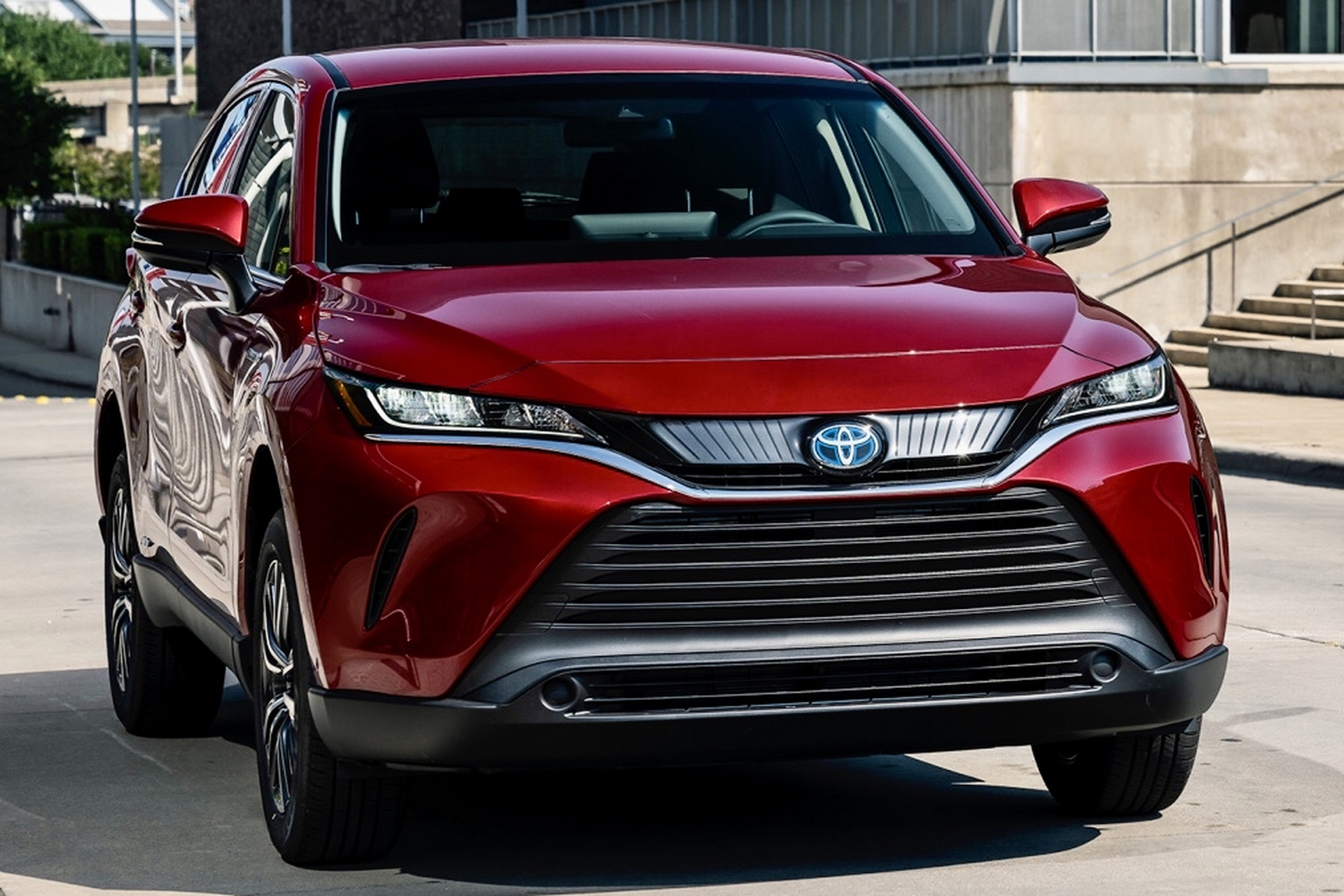 丰田的中型suv里最喜欢威飒这款车型的前脸,简洁典雅,没有过多的线条