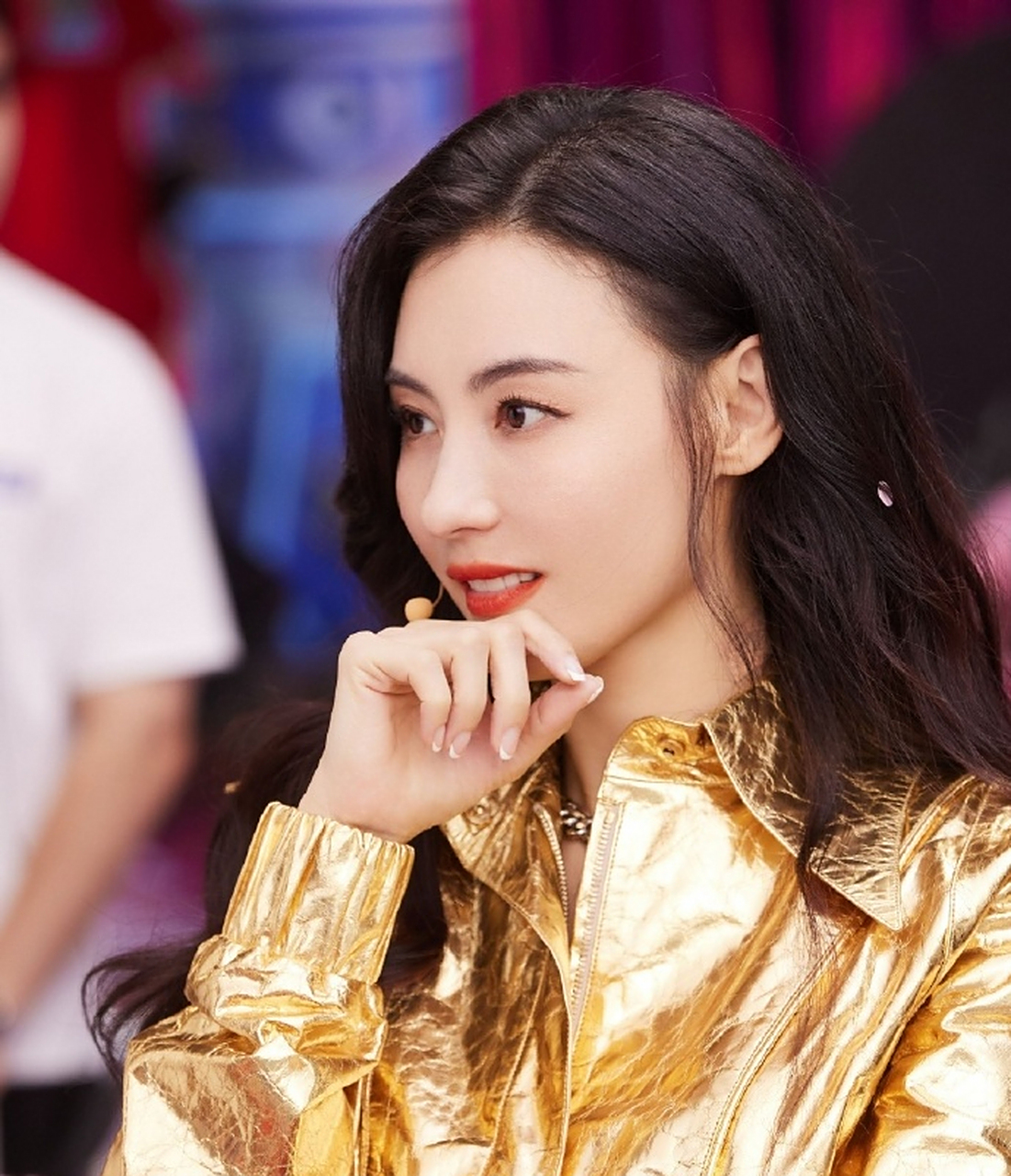 张柏芝穿金色外套留披肩长发 侧脸优越肤白貌美显温柔