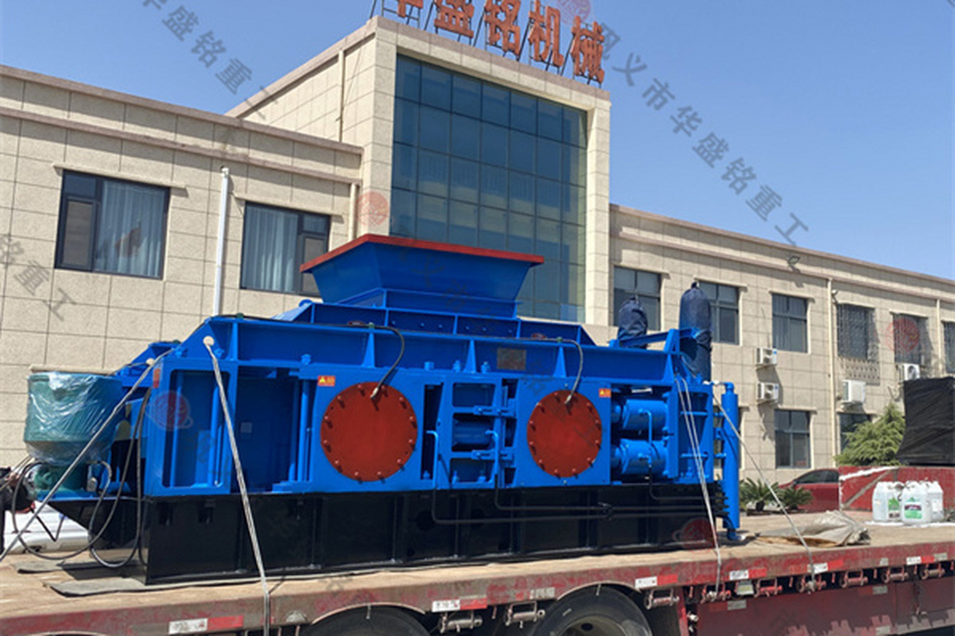 鹅卵石全液压对辊制砂机是专门针对鹅卵石等硬物料进行破碎和制砂.