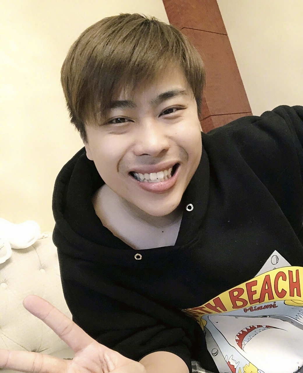 卢本伟前女友uu妹更新动态,分享自己喜欢的一位女模特故事:有几个男